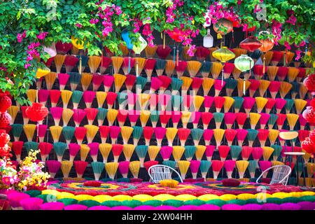 Einer der bunten Räucherstände im Weihrauchbaudorf Thuy Xuan. Hue, Vietnam. Stockfoto