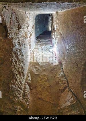 Gebogene Pyramide - Ein Blick auf den Grabräuber-Tunnel zwischen dem 1. Und 2. Kammern in der Pyramide, die von Pharoah Snefuru in der Dahshur-Nekropole in der Nähe von Kairo, Ägypten gebaut wurde Stockfoto