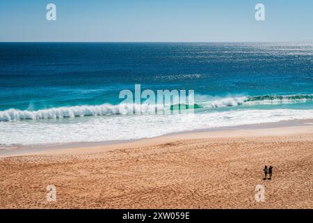 Ethel Wrack Beach mit zwei unbekannten Frauen, die an einem hellen Tag entlang laufen, Yorke Peninsula, South Australia Stockfoto