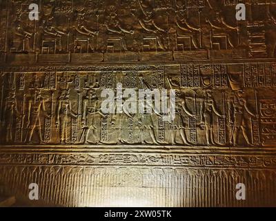 Mauerrelief von Pharoah Ptolemäus, Horus, Hathor und anderen Göttern im Tempel des Horus in Edfu, erbaut während der Ptolemäer-Ära zwischen 237 und 57 v. Chr. in der Nähe von Assuan, Ägypten Stockfoto