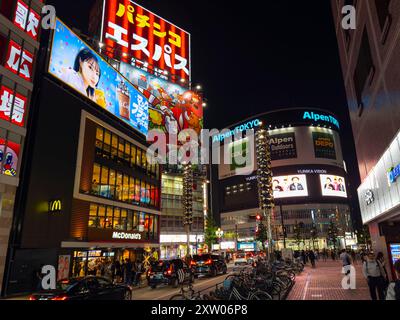 McDonald's Seibu Shinjuku Station mit Neonlicht bei Nacht im Shinjukuogado E in Kabukicho, Shinjuku, Tokio, Japan. Stockfoto