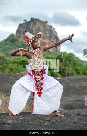 SIGIRIYA, SRI LANKA - 16. JULI 2024 : Ein Ves Dancer, auch bekannt als Kandyan Dancer oder Up Country Dancer, tritt in Sigiriya in Sri Lanka auf. Stockfoto