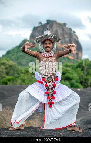 SIGIRIYA, SRI LANKA - 16. JULI 2024 : Ein Ves Dancer, auch bekannt als Kandyan Dancer oder Up Country Dancer, tritt in Sigiriya in Sri Lanka auf. Stockfoto
