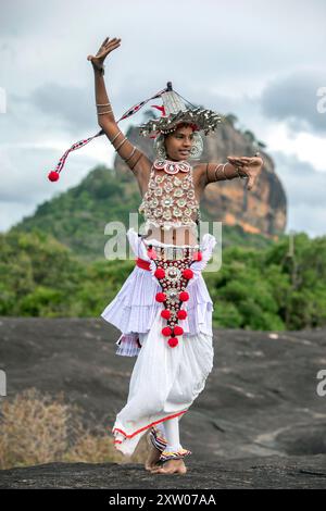 SIGIRIYA, SRI LANKA - 16. JULI 2024 : Ein Ves Dancer, auch bekannt als Kandyan Dancer oder Up Country Dancer, tritt in Sigiriya in Sri Lanka auf. Hinten Stockfoto