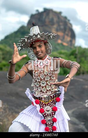 SIGIRIYA, SRI LANKA - 16. JULI 2024 : Ein Ves Dancer, auch bekannt als Kandyan Dancer oder Up Country Dancer, tritt in Sigiriya in Sri Lanka auf. Stockfoto