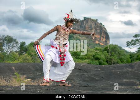 SIGIRIYA, SRI LANKA - 16. JULI 2024 : Ein Ves Dancer, auch bekannt als Kandyan Dancer oder Up Country Dancer, tritt in Sigiriya in Sri Lanka auf. Stockfoto