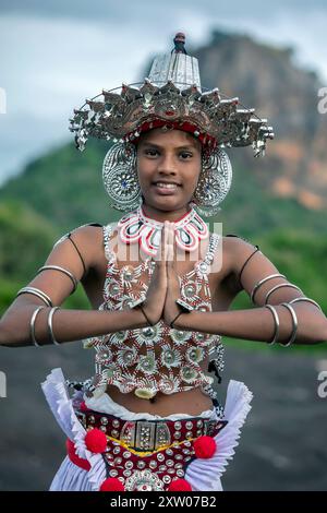 SIGIRIYA, SRI LANKA - 16. JULI 2024 : Ein Ves Dancer, auch bekannt als Kandyan Dancer oder Up Country Dancer, tritt in Sigiriya in Sri Lanka auf. Stockfoto