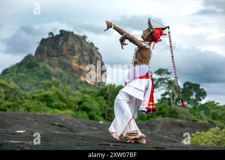 SIGIRIYA, SRI LANKA - 16. JULI 2024 : Ein Ves Dancer, auch bekannt als Kandyan Dancer oder Up Country Dancer, tritt in Sigiriya in Sri Lanka auf. Stockfoto