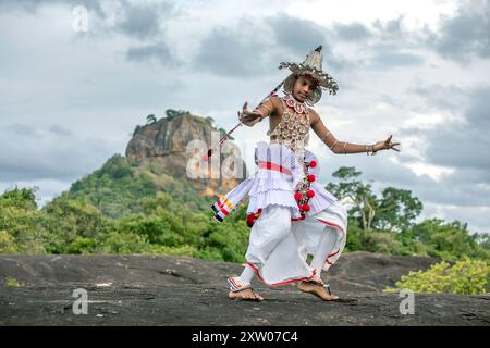 SIGIRIYA, SRI LANKA - 16. JULI 2024 : Ein Ves Dancer, auch bekannt als Kandyan Dancer oder Up Country Dancer, tritt in Sigiriya in Sri Lanka auf. Stockfoto