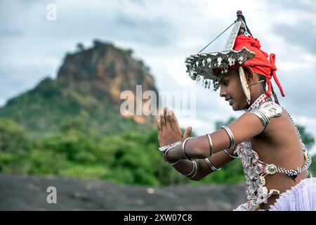 SIGIRIYA, SRI LANKA - 16. JULI 2024 : Ein Ves Dancer, auch bekannt als Kandyan Dancer oder Up Country Dancer, tritt in Sigiriya in Sri Lanka auf. Stockfoto