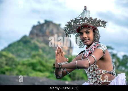 SIGIRIYA, SRI LANKA - 16. JULI 2024 : Ein Ves Dancer, auch bekannt als Kandyan Dancer oder Up Country Dancer, tritt in Sigiriya in Sri Lanka auf. Stockfoto