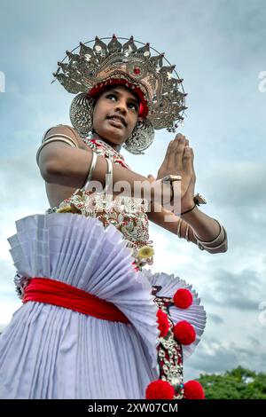 SIGIRIYA, SRI LANKA - 16. JULI 2024 : Ein Ves Dancer, auch bekannt als Kandyan Dancer oder Up Country Dancer, tritt in Sigiriya in Sri Lanka auf. Stockfoto