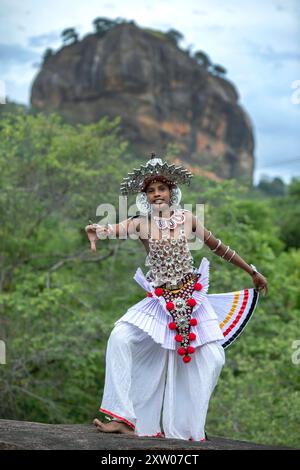 SIGIRIYA, SRI LANKA - 16. JULI 2024 : Ein Ves Dancer, auch bekannt als Kandyan Dancer oder Up Country Dancer, tritt in Sigiriya in Sri Lanka auf. Stockfoto