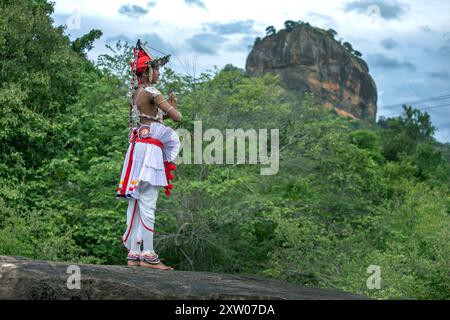 SIGIRIYA, SRI LANKA - 16. JULI 2024 : Ein Ves Dancer, auch bekannt als Kandyan Dancer oder Up Country Dancer, tritt in Sigiriya in Sri Lanka auf. Stockfoto