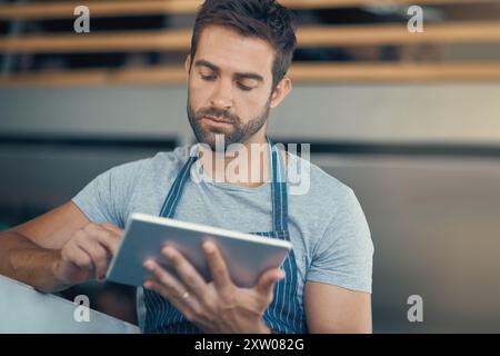 Cafe, Kellner und Mann mit Internet auf Tablet für Online-Bestellung, Kommunikation oder Restaurant-App. Kleine Unternehmen, Arbeiter und Lesen mit Technik bei Coffee Stockfoto