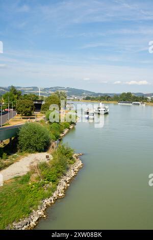 Linz, Österreich. August 2024. Panoramablick auf die Ufer der Donau im Stadtzentrum Stockfoto
