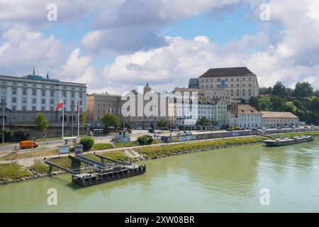 Linz, Österreich. August 2024. Blick auf die Burg vom Ufer der Donau im Stadtzentrum Stockfoto