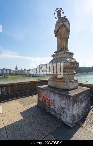 Linz, Österreich. August 2024. Die Statue des heiligen Johannes von Nepomuk am Ufer der Donau im Stadtzentrum Stockfoto