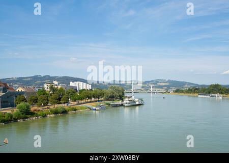 Linz, Österreich. August 2024. Panoramablick auf die Ufer der Donau im Stadtzentrum Stockfoto