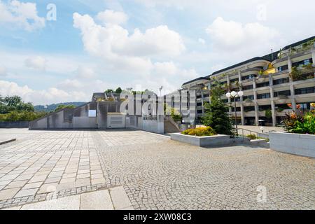 Linz, Österreich. August 2024. Außenansicht des Neuen Rathauses, Magistrat Linz im Stadtzentrum Stockfoto