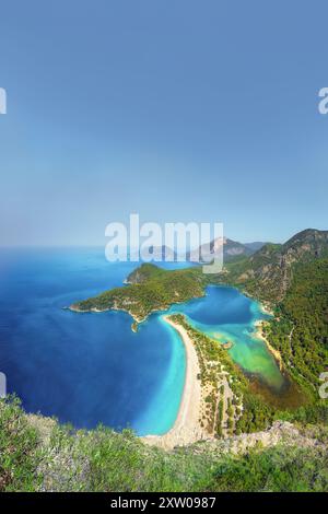 Ein erhöhter Blick auf die Blaue Lagune in Oludeniz Fethiye, Türkei Stockfoto