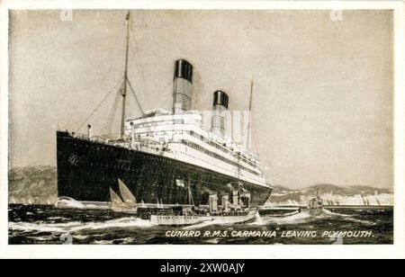 Vintage-Farbpostkarte mit dem RMS Carmania Cunard Line Dampfturbinen-Ozeanliner, der Plymouth verlässt, veröffentlicht 1918 Stockfoto