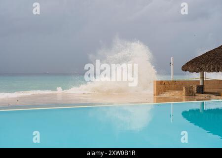 Wunderbares schweres Meer, große Wellen krachen in den Pool, Regenwolken im Hintergrund, Hurrikan kam nahe der Küste der Dominikanischen Republik, Bayahibe. Stockfoto