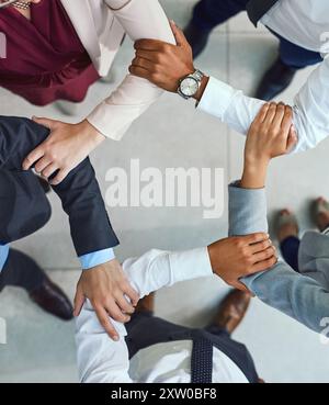 Geschäftsteam, Hände und Zusammenarbeit in pentagon-Form von oben. Teamarbeit, Unterstützung und Vertrauen für Hoffnung, Motivation und Erfolg Stockfoto