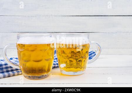 Hintergrund zum Oktoberfest. Bierkrug und bayerische symbolische Stoffe Stockfoto