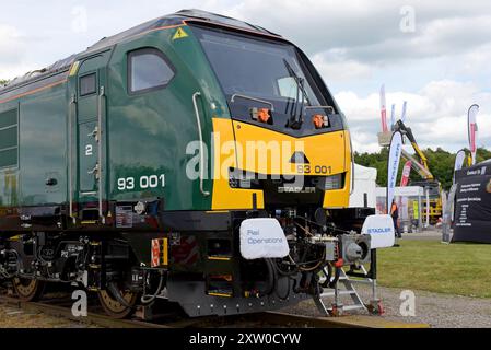 Stadler Baureihe 93, emissionsarme Tri-Mode-Lokomotive, Diesel-, Elektro- und batteriebetrieben, auf der Rail Live, Fachmesse der Bahnindustrie, Juni 2024 Stockfoto