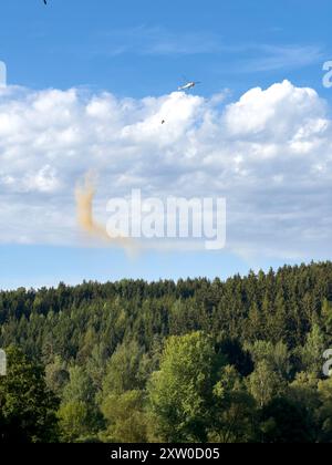 Waldkalkung mit einem Hubschrauber gegen Rindenkäfer und Schädlingsbekämpfung Stockfoto