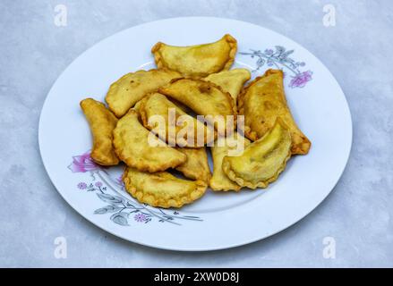 Leckeres Rindfleisch puli Pitha in einem Gericht. Es ist ein beliebter und traditioneller Reiskuchen aus Bangladesch. Es wird hauptsächlich aus Reismehl und Fisch, Gemüse und Fleisch hergestellt Stockfoto