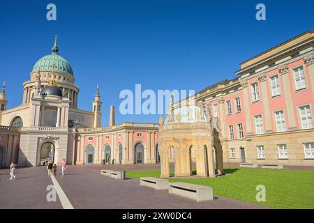 Innenhof Brandenburger Landtag, Fortunaportal, hinten Nikolaikirche, Alter Markt, Potsdam, Brandenburg, Deutschland Stockfoto