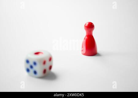 Brettspielstück und Würfel Stockfoto