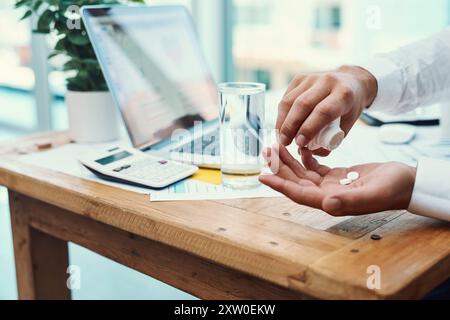 Geschäftsmann, Laptop und Pillen mit Wasser für Medikamente, Rezepte oder tägliche Dosierung im Büro. Nahaufnahme von Mitarbeiterhänden mit Mineralflüssigkeit für Stockfoto