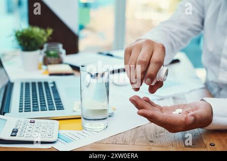 Geschäftsmann, Laptop und Medikamente mit Wasser zur Verschreibung oder Tagesdosis im Büro. Nahaufnahme der Hände des Mitarbeiters, Mineralflüssigkeit oder Pillen für Stockfoto