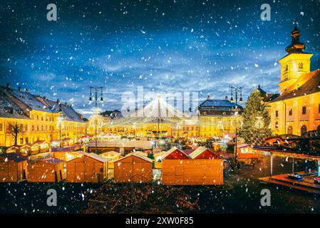 Weihnachtliche Atmosphäre in Sibiu, Rumänien. Entdecken Sie ein Winterwunderland mit schneebedeckter mittelalterlicher Architektur, funkelnden Lichtern und festlichem Charme Stockfoto