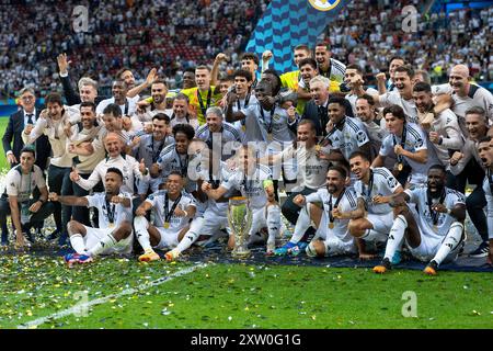 WARSCHAU, POLEN – 14. AUGUST: Luka Modric, Kylian Mbappe, Vinicius Junior, Endrick, Carlo Ancelotti von Real Madrid feiert mit einer Trophäe während der U Stockfoto
