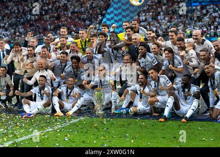 WARSCHAU, POLEN – 14. AUGUST: Luka Modric, Kylian Mbappe, Vinicius Junior, Endrick, Carlo Ancelotti von Real Madrid feiert mit einer Trophäe während der U Stockfoto