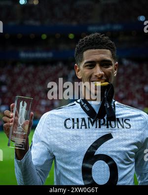 WARSCHAU, POLEN – 14. AUGUST: Jude Bellingham von Real Madrid CF feiert mit einer Medaille und Spieler der Trophäe nach der Matte des UEFA Super Cup 2024 Stockfoto