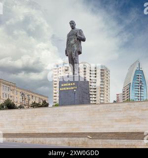 Baku, Aserbaidschan - 6. Mai 2024: Die Statue von Nariman Narimanow steht in Baku, umgeben von modernen Gebäuden unter einem dramatischen Himmel Stockfoto