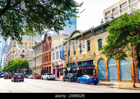 Blick auf Bars und Clubs in der East 6th Street, Downtown Austin, Texas, USA Stockfoto