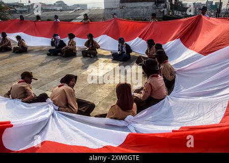 Bandung, West-Java, Indonesien. August 2024. Hunderte indonesischer Studenten schwenken ein riesiges 79 Meter langes rot-weißes Tuch zum 79. Jahrestag der Unabhängigkeit der Republik Indonesien in Bandung, West-Java. (Kreditbild: © Dimas Rachmatsyah/ZUMA Press Wire) NUR REDAKTIONELLE VERWENDUNG! Nicht für kommerzielle ZWECKE! Stockfoto