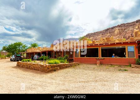 Außenansicht des Cliff Dwellers Restaurant am Vermilion Cliffs National Monument, Marble Canyon, Arizona, USA Stockfoto