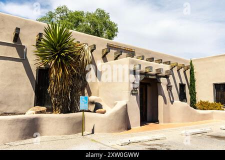 Außenfassade des Adobe-Gebäudes an der Altstadt, Albuquerque, New Mexico, USA Stockfoto