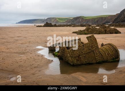 Ebbe und Schiffswrack am Northcott Mouth Beach an der nördlichen Küste Cornwalls im Westen Englands Stockfoto