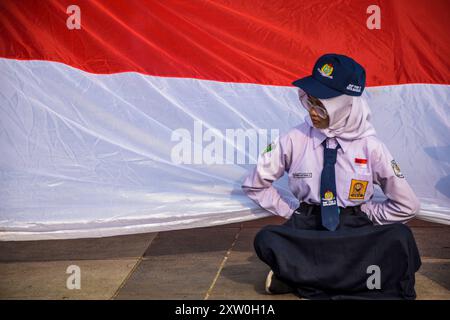 Bandung, West-Java, Indonesien. August 2024. Ein indonesischer Student hält ein riesiges 79 Meter langes rot-weißes Tuch zum 79. Jahrestag der Unabhängigkeit der Republik Indonesien in Bandung, West-Java. (Kreditbild: © Dimas Rachmatsyah/ZUMA Press Wire) NUR REDAKTIONELLE VERWENDUNG! Nicht für kommerzielle ZWECKE! Stockfoto