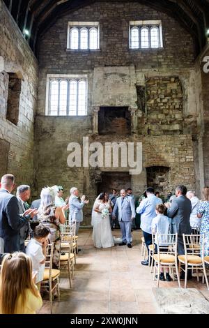 Ein Hochzeitspaar geht nach der Marriege-Zeremonie im Blackfriars Gloucester Englad UK raus Stockfoto