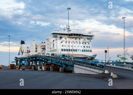Trelleborg, Schweden - 9. August 2024: Im Hafen von Trelleborg steigen Personenkraftwagen von der TT-Line Fähre „AKKA“ aus Rostock, Deutschland, aus Stockfoto