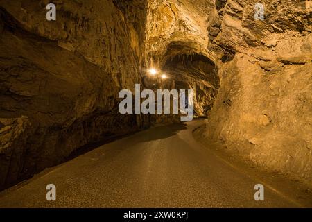 Natürlicher Tunnel von La Cuevona in Asturien, Spanien. Stockfoto